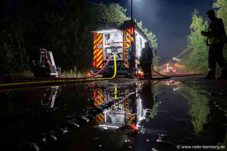 Großbrand hinter Dampflokwerk: Halle einsturzgefährdet