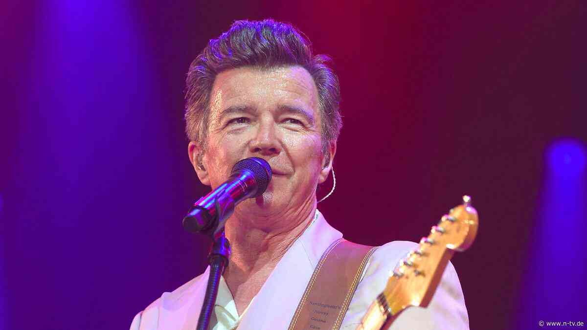 Rick Astley gibt nicht auf: "Manchmal muss man auf der Bühne ein bisschen Angst haben"