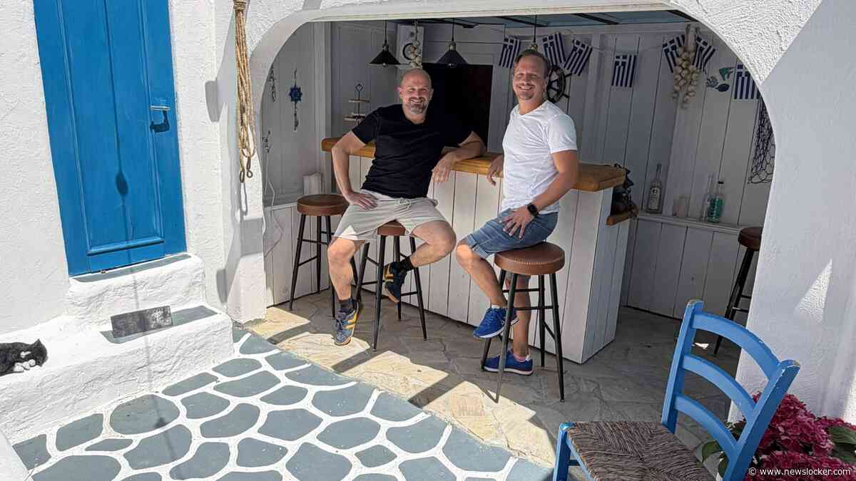 Man bouwt Grieks vakantiedorpje in achtertuin: geplaveide straatjes, witgekalkte gevels en een traditionele bar
