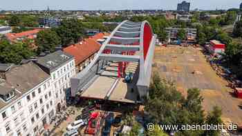 Neue Sternbrücke: So sieht der Transport des Megabauwerks von oben aus