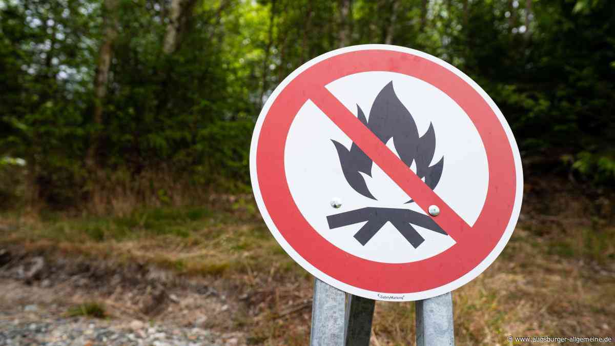 Waldarbeiter löscht glimmende Feuerstelle und verhindert größeren Brand in der Nähe von Laupheim