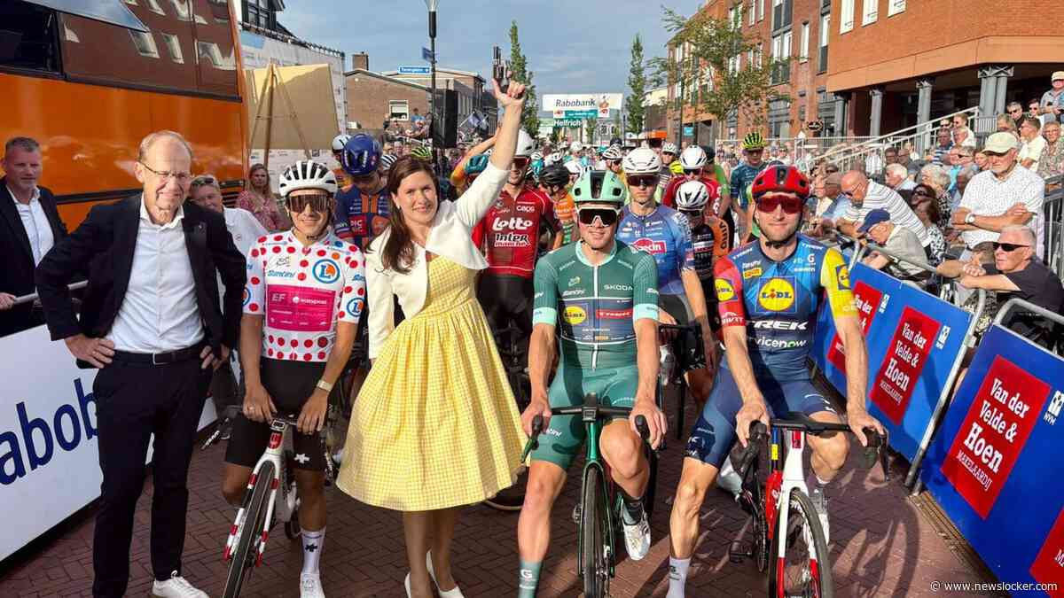 Bauke Mollema toegejuicht in Surhuisterveen na veertien keer deelname aan wielerronde