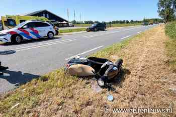 Auto rijdt uitrit af en botst op scooter met twee inzittenden