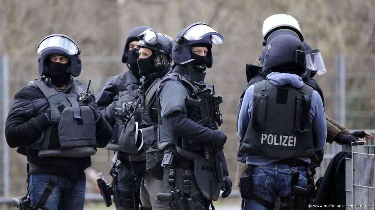 SEK stürmt Wohnung: Frau schreit stundenlang und droht mit Stichwaffe