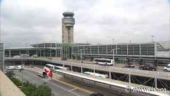 Passenger reports exhaust smell as U.S. customs pause operations at Montreal airport
