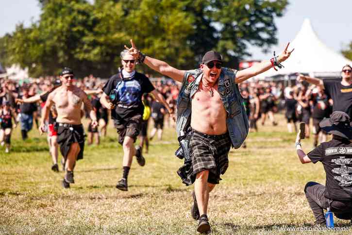 Metalheads stürmen das Infield des Wacken Open Air