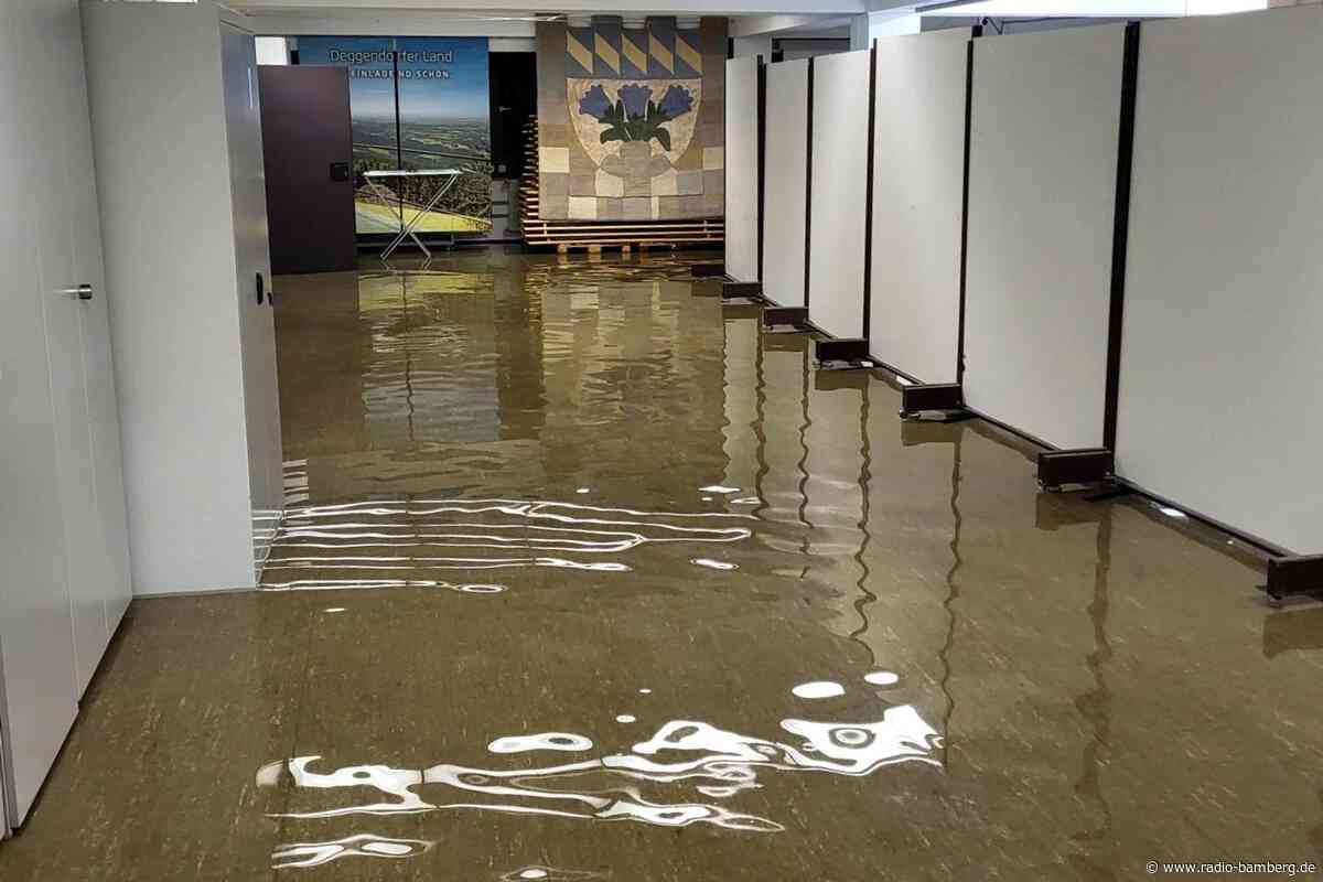 Keller von Landratsamt Deggendorf unter Wasser gesetzt