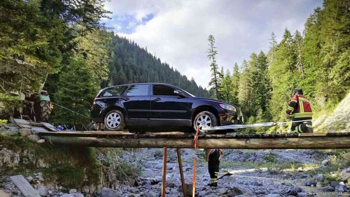 Irrfahrt in den Alpen: Navi schickt Senior auf Fußweg – dann rutscht sein Auto von der Brücke