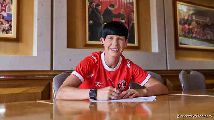 Charlton Athletic sign Leicester's Neville