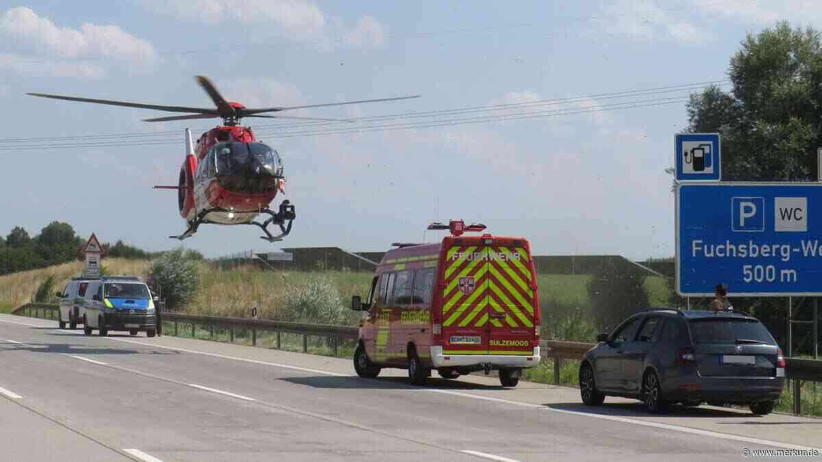 Volvo überschlägt sich auf A8: Rettungshubschrauber landet auf Autobahn – Gaffer filmen