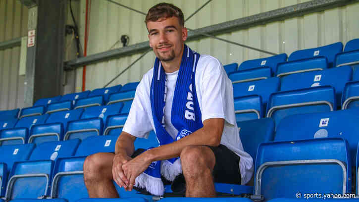 Eastleigh sign Johnson on loan from Wednesday