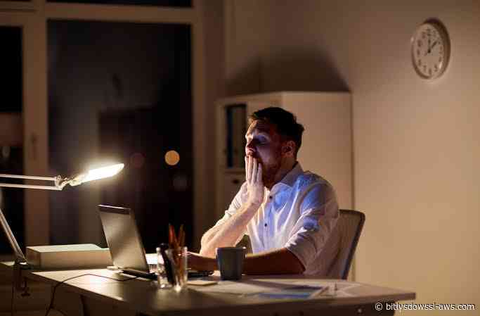 Problemas de sueño en la mediana edad están ligados al entorno laboral