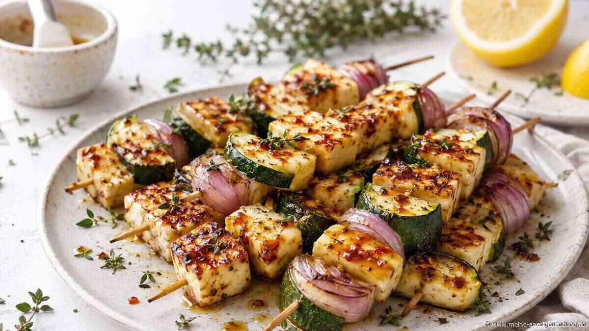 Vergessen Sie Salat und Baguette: Diese Halloumi-Spieße sind die bessere Grillbeilage