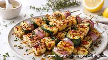 Vergessen Sie Salat und Baguette: Diese Halloumi-Spieße sind die bessere Grillbeilage