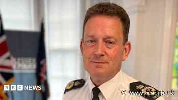 Retiring police chief targets 'armchair critics'