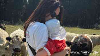 Sportmoderatorin Esther Sedlaczek zeigt ganz seltenes Foto von ihrem jüngsten Sohn