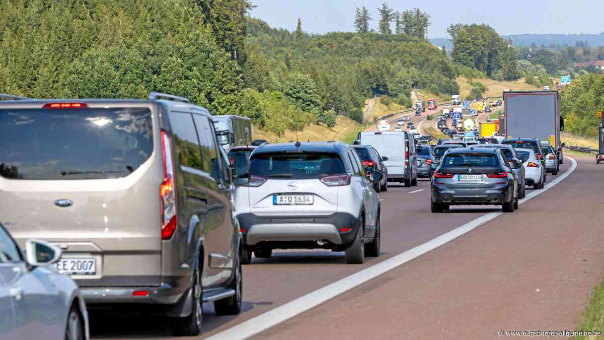 Unfälle, Autobrand, Stau: Autofahrer erleben auf der A8 rund um Augsburg einen Chaos-Tag