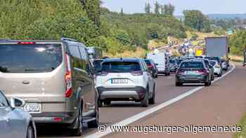 Unfälle, Autobrand, Stau: Autofahrer erleben auf der A8 rund um Augsburg einen Chaos-Tag