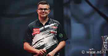 Darter Gian van Veen mist kans voor open doel, maar viert wel een mijlpaal