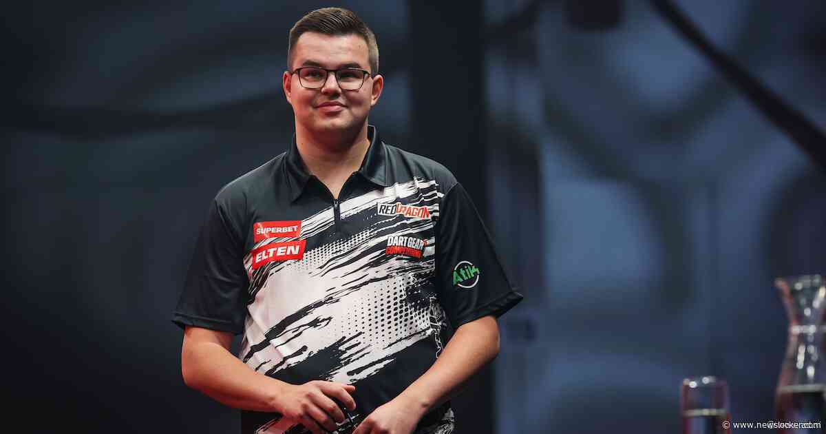 Darter Gian van Veen mist kans voor open doel, maar viert wel een mijlpaal