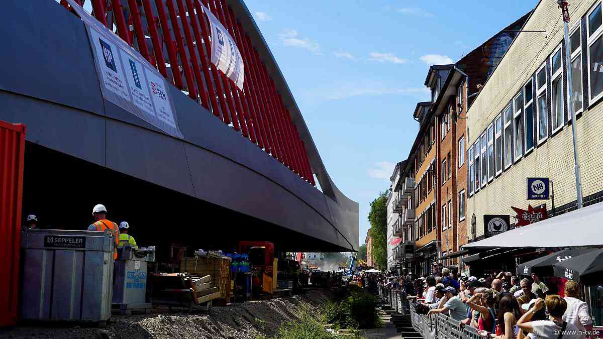 Viel Kritik am Bahn-Neubau: Hamburg schiebt riesige Brücke mitten durch Szeneviertel