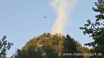Großeinsatz bei Oberwössen: Waldbrand lodert an Berghang – Heli unterstützt Löschmaßnahmen