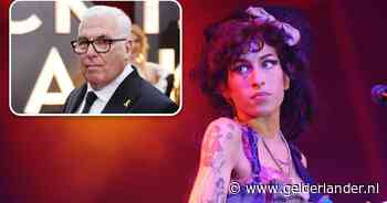 Vader Amy Winehouse moet miljoen betalen na agressieve jacht op geld vriendinnen van zangeres