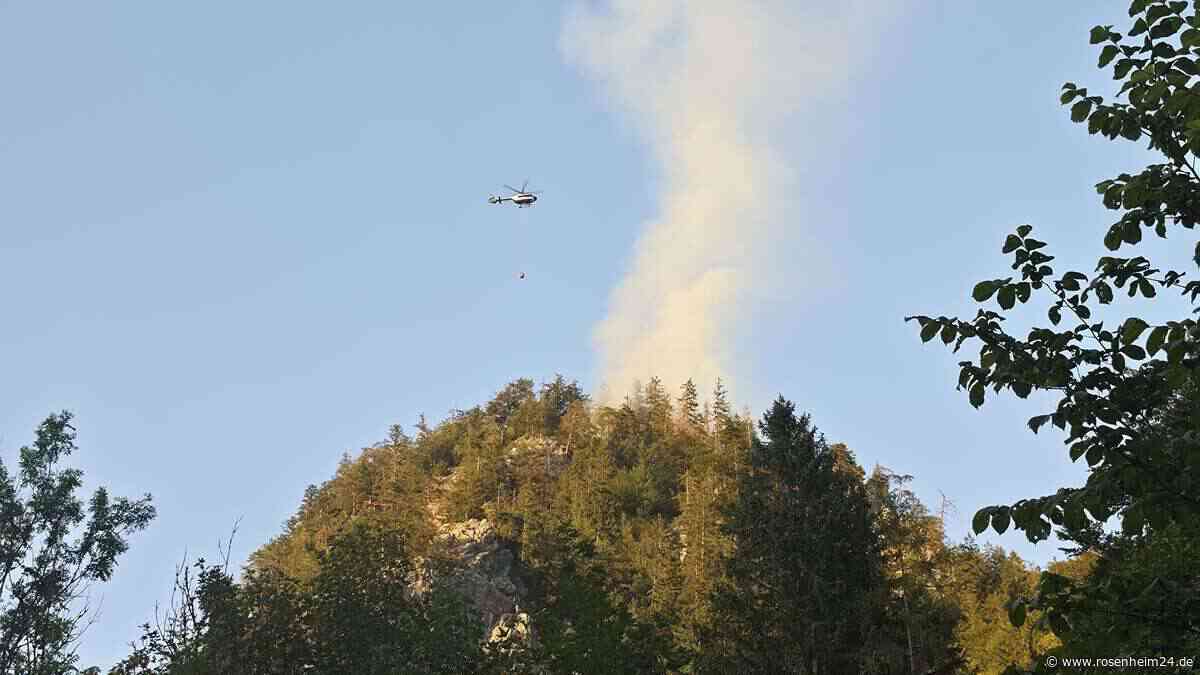 Waldbrand am Lackenberg bei Oberwössen: Hunderte Quadratmeter Vegetation in Flammen