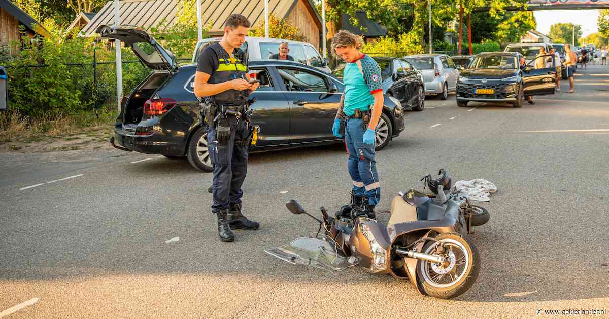Scooterrijder gewond na botsing met auto in Lathum