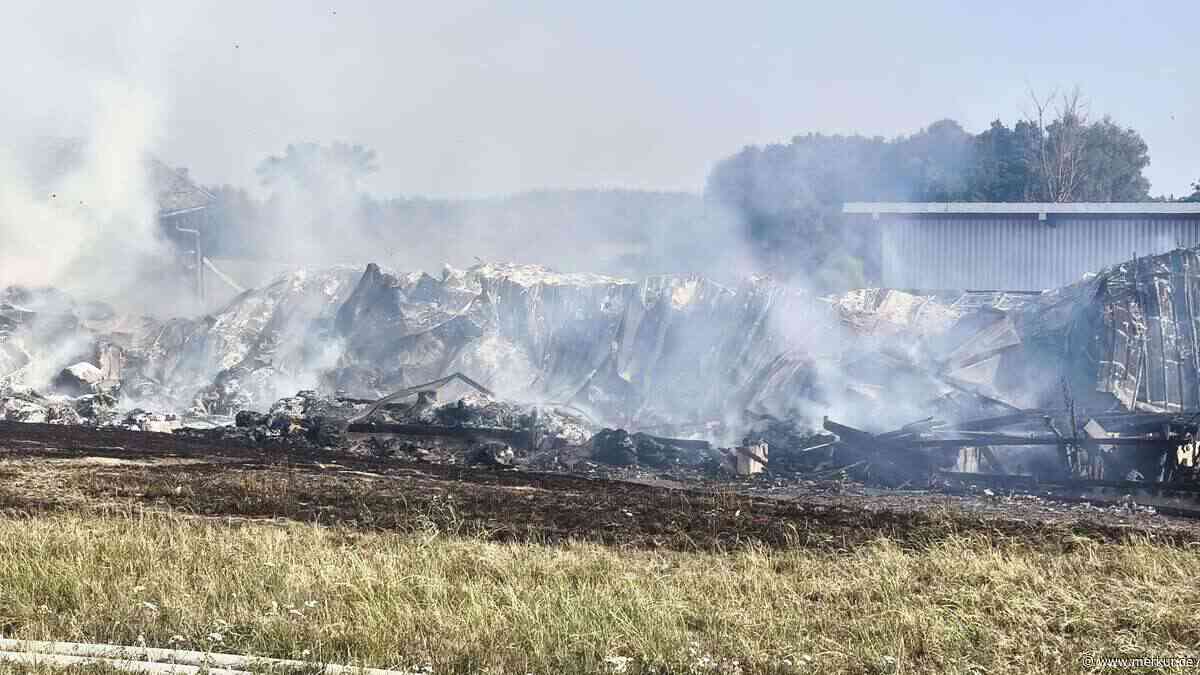 Brandkatastrophe in der Oberpfalz: Kälber sterben, Feuerwehrleute verletzt