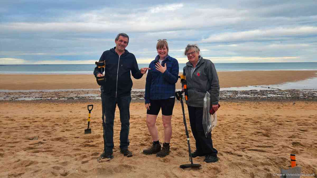 Northumberland 'heroes' help holidaying couple find lost engagement rings on beach