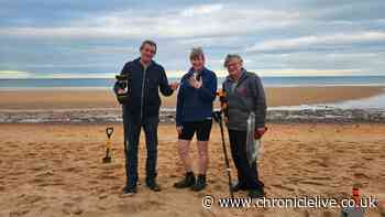 Northumberland 'heroes' help holidaying couple find lost engagement rings on beach