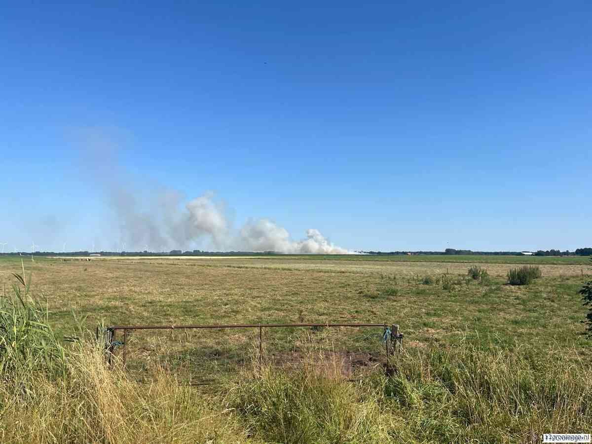 Grote brand in een akker bij Vriescheloo