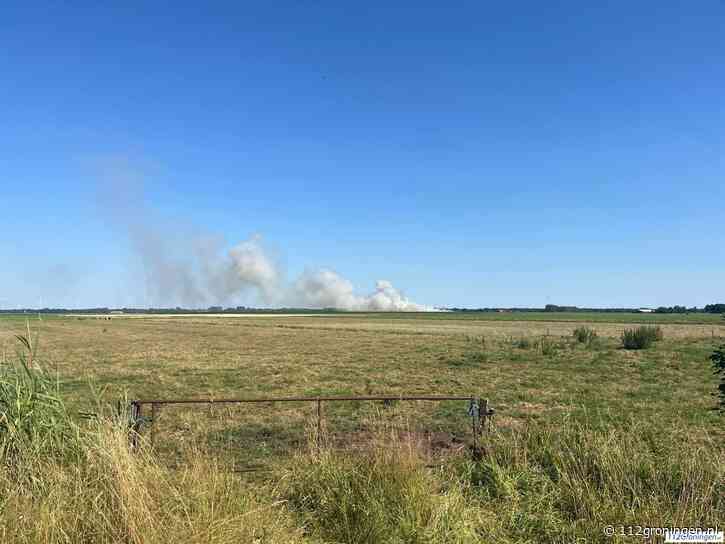 Grote brand in een akker bij Vriescheloo
