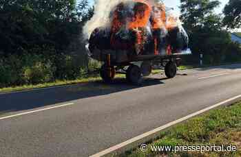 FW Bad Oeynhausen: Anhänger mit Strohballen in Vollbrand