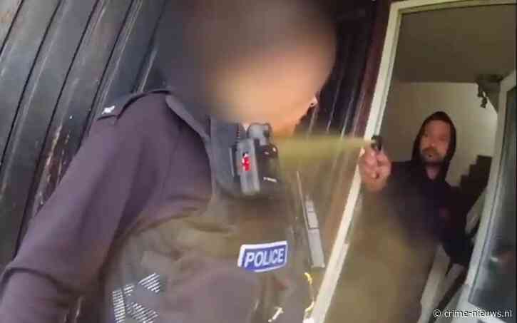 Man doet voordeur open en spuit direct chemische spray vol in gezicht politieagenten
