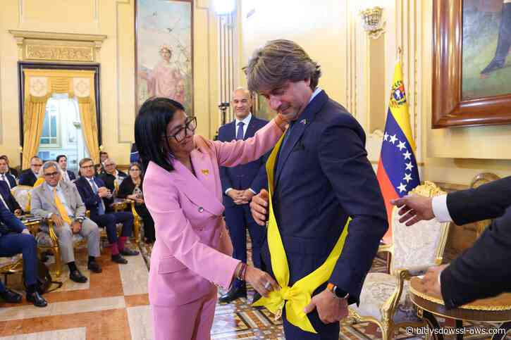 Delcy Rodríguez condecora al coordinador residente de la ONU en Venezuela, Gianluca Rampolla, que concluye su misión