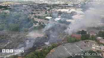 Road shut as 30 firefighters tackle grassland blaze