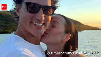 Justin helps Katy apply sunscreen on yacht date - PICS