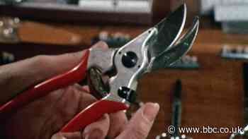 1975: The world's first shop for left-handers