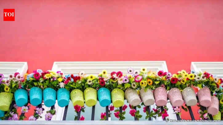 Your balcony railing is wasted space: 5 DIY ways to turn it into a vertical garden