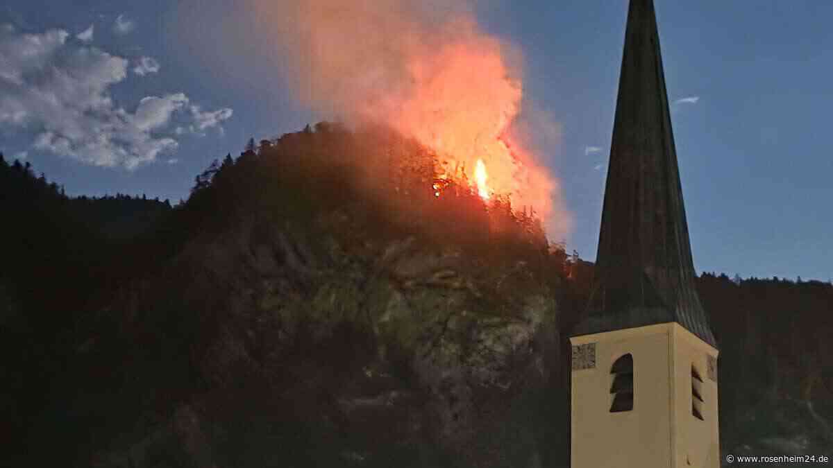 Waldbrand wütet direkt über Oberwössen: Schützt ein „Feuerwehr-Riegel“ die Menschen im Ort?