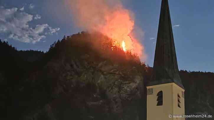 Waldbrand wütet direkt über Oberwössen: Schützt ein „Feuerwehr-Riegel“ die Menschen im Ort?