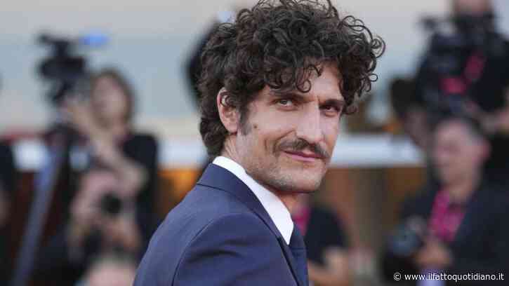 “Mio padre in tutti i film mi ha sempre ammazzato. Mi uccideva e mi faceva rinascere. Una cosa seria, da psicanalista. Non ho l’età e sono messo male. A partire dalle mie povere e malandate ginocchia”: così Louis Garrel