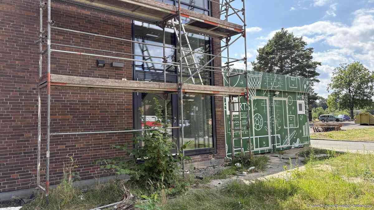 Ups! An dieser Gifhorner Grundschule sind die Kreidetafeln künftig draußen