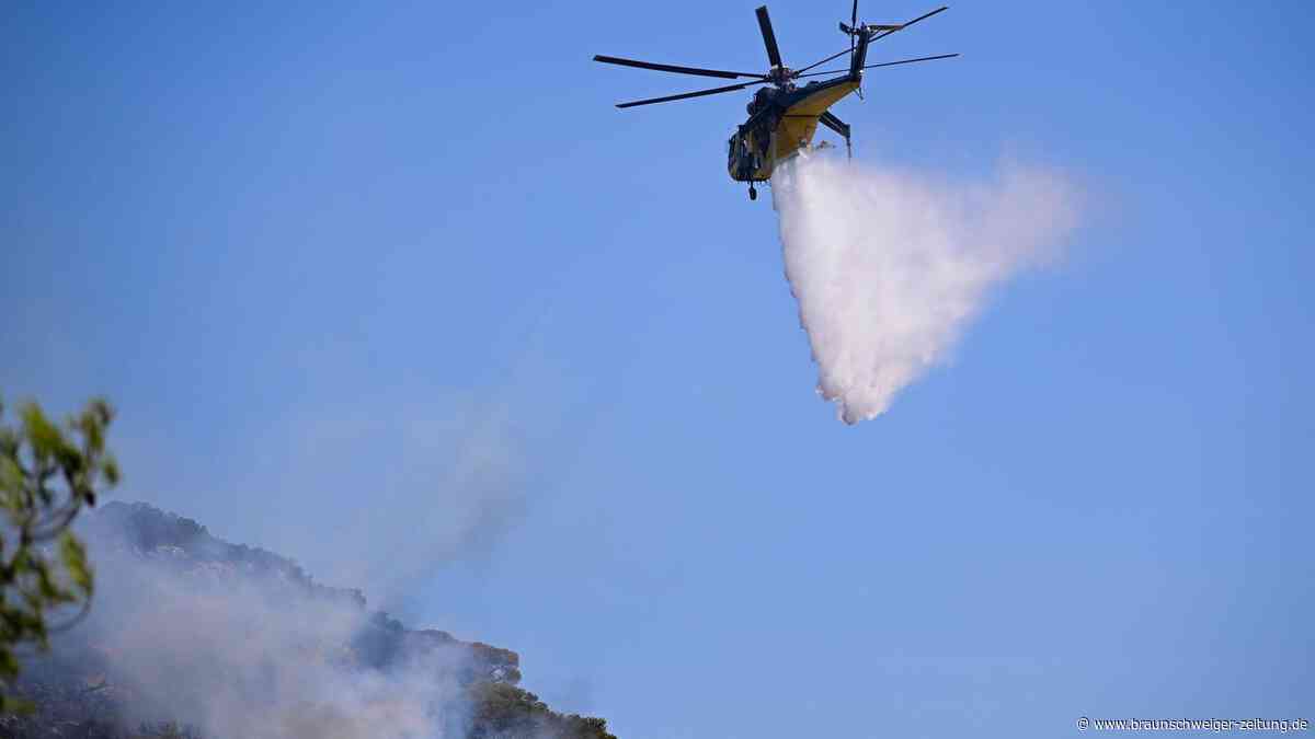 Waldbrand auf Kreta: Tausende Urlauber evakuiert, Einsatzkräfte sterben