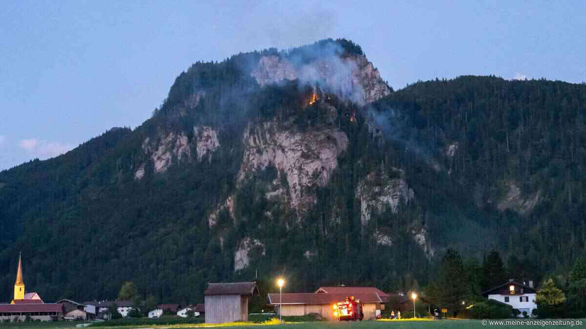 200 Einsatzkräfte und Hubschrauber kämpfen gegen Flammen in Oberbayern: Fotos zeigen Waldbrand