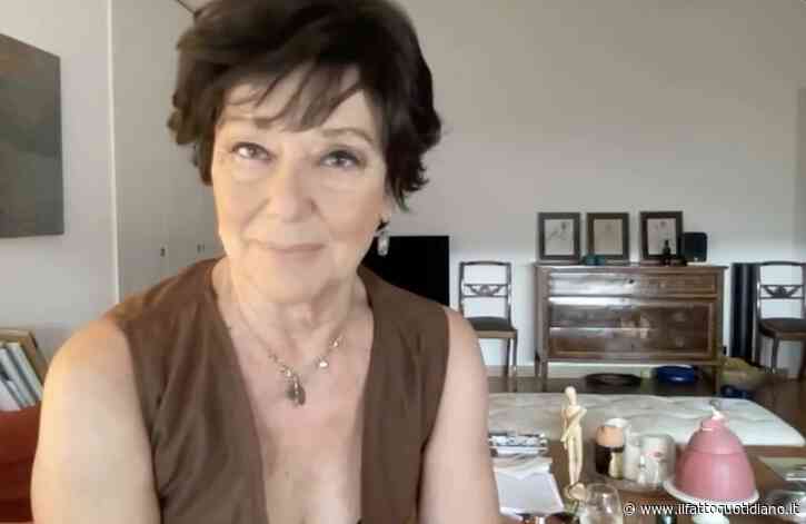 “Ho finito il ciclo di chemio di 4 mesi, ho avuto il tumore. Le prime ciocche di capelli sono cadute, ho abbracciato mio marito, ho pianto”: il racconto di Monica Guerritore