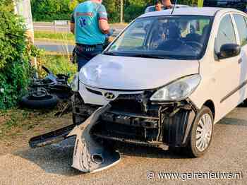 Crossmotor botst op afslaande auto