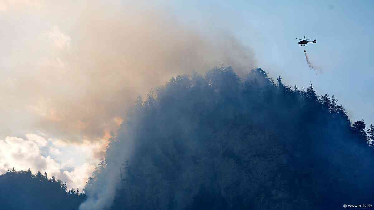 Starke Rauchentwicklung: Bergwald im Gipfelbereich der Chiemgauer Alpen in Brand